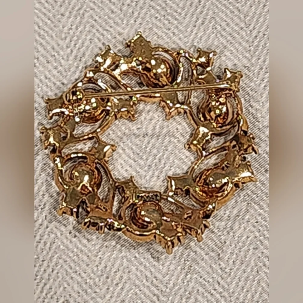 Lovely vintage Monet gold tone‎ multi colored rhinestone circle brooch